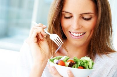 Food you should eat and not eat while traveling