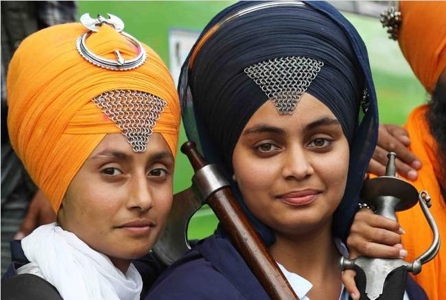 जाने आखिर क्यों सिक्ख धर्म में लड़के अपने नाम के पीछे सिंह और लड़कियां अपने नाम के पीछे कौर लगाती है Youth Express