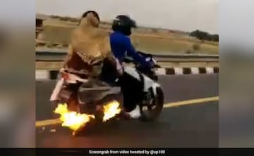एक्सप्रेस हाइवे पर कई किलोमीटर तक लगी रही बाइक में आग, पति-पत्नी थे बेखबर