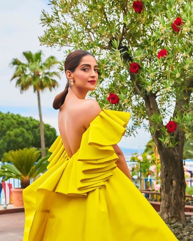Awesome Style Of Sonam K Ahuja In Cannes 2019