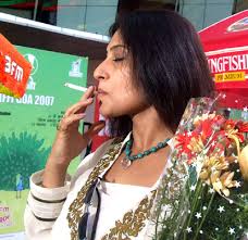 सिगरेट पीने की शौक़ीन