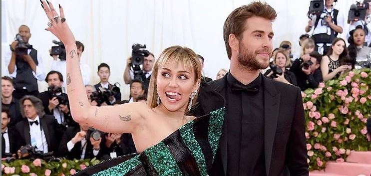 महिलाओ से आकर्षित होती है सिंगर Miley Cyrus -Youth Express