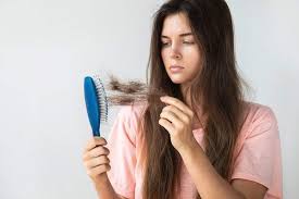 ये घरेलू उपाय रोकेंगे आपके बालों को झड़ने से