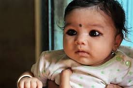 नवजात शिशु की आँखों में