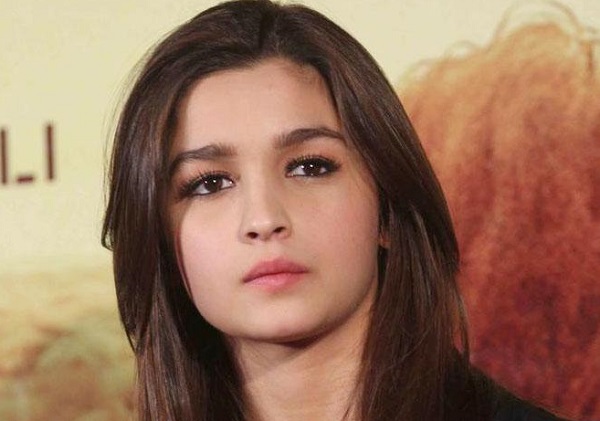 IIFA 2019 में चर्चित आलिया भट्ट बरसी बॉडीगॉर्ड पर, हुई ट्रोल-Youth Express