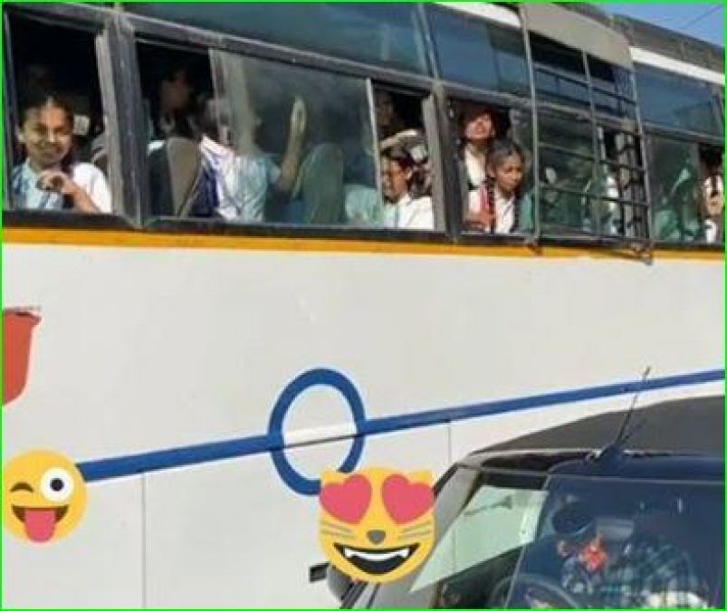 कार्तिक आर्यन की कार रुकी ट्रैफिक सिग्नल पर तो बस में बैठे बच्चों ने गाया "धीमे धीमे" गाना, एक्टर ने शेयर किया वीडियो Youth Express