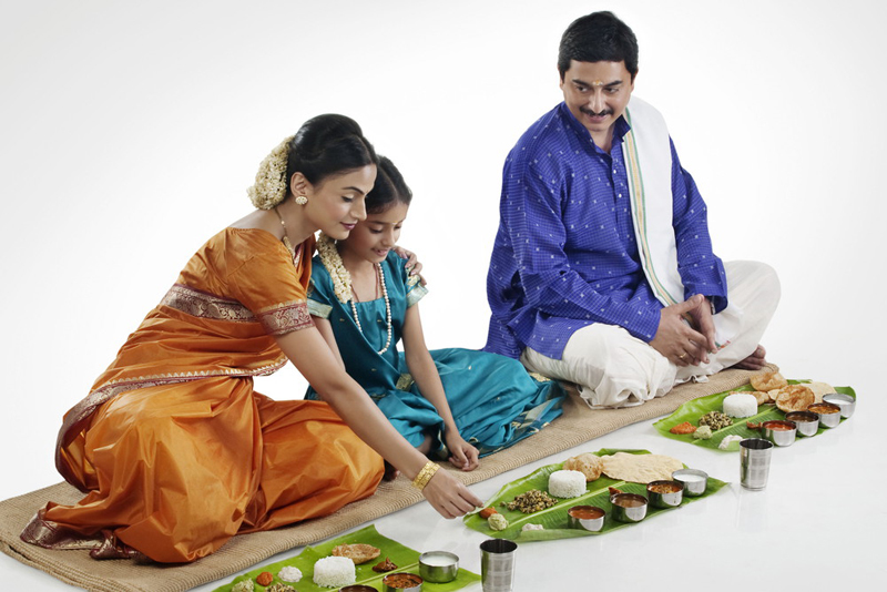 जमीन पर बैठ कर