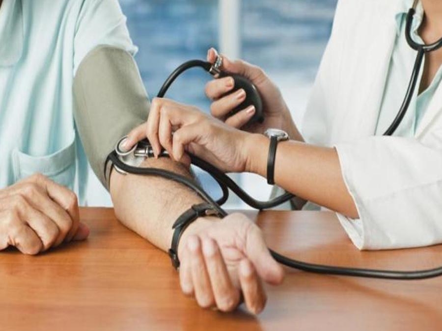 ब्लड प्रेशर शरीर के लिये बन सकता है खतरनाक, कुछ आसान टिप्स से लाइफस्टाइल का रखे ध्यान
